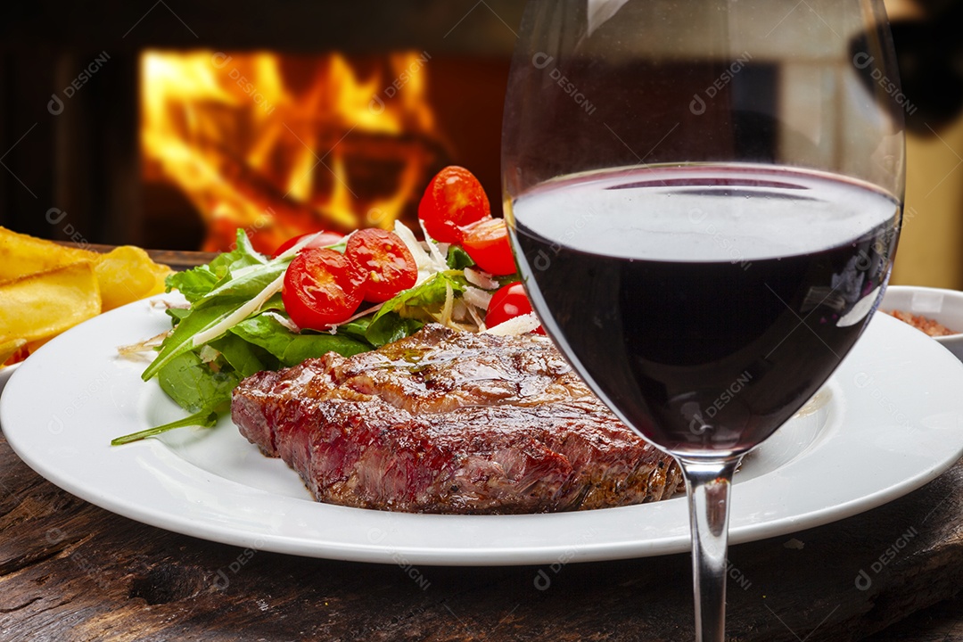 Bife com salada e vinho tinto