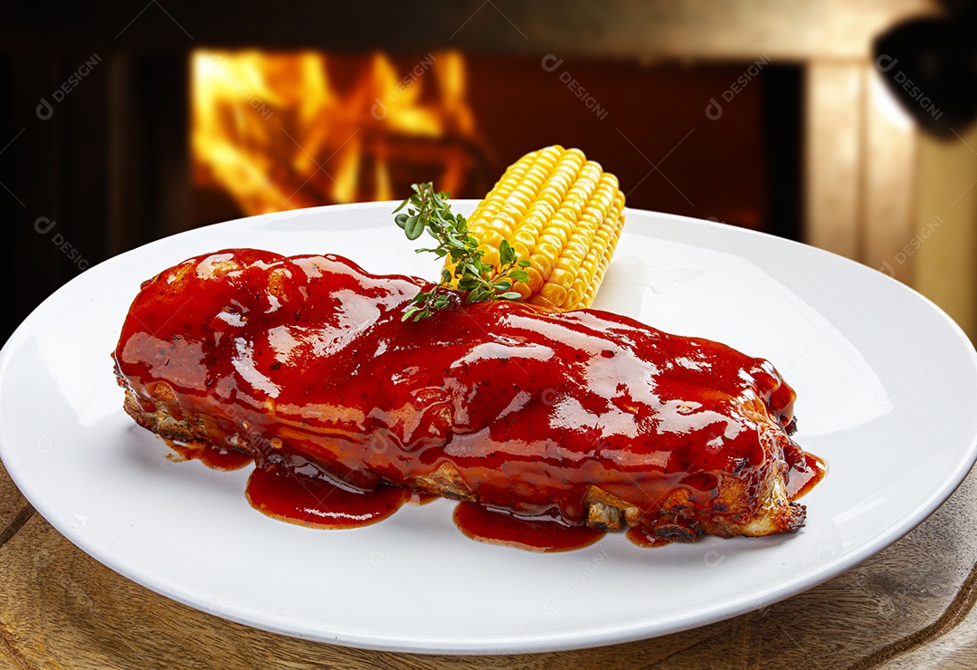Costelinha de porco assada com molho barbecue e milho verde