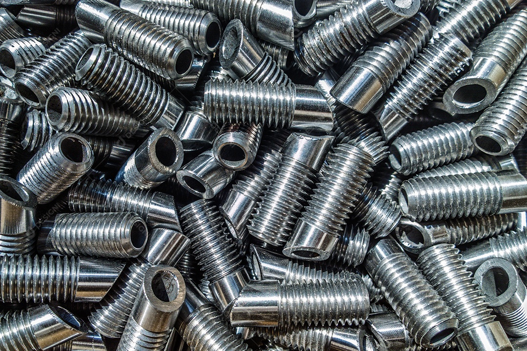 Fundo de peças metálicas brilhantes com foco seletivo sob luz solar direta