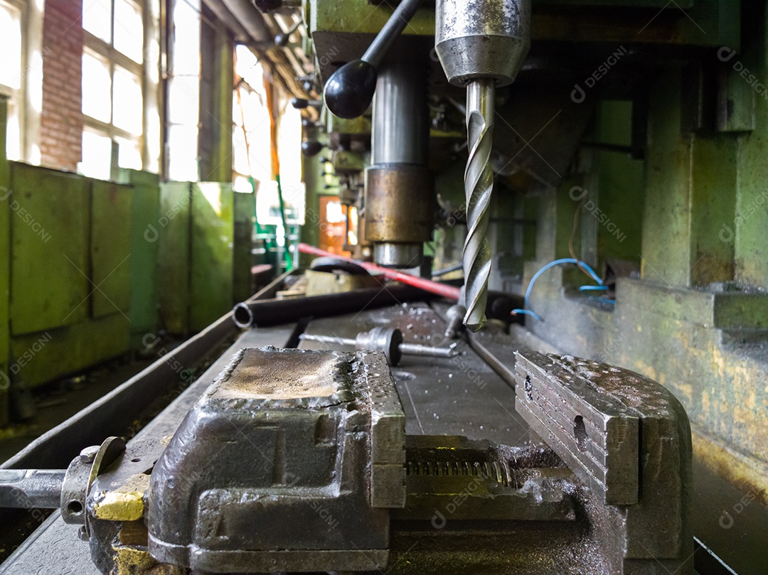 Oficina de carimbos bagunçada com grande suporte para carimbos dentro de uma fábrica de metalurgia