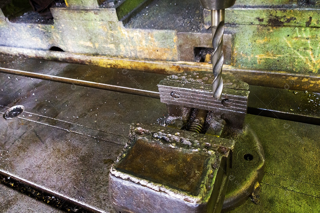 Oficina de carimbos bagunçada com grande suporte para carimbos dentro de uma fábrica de metalurgia