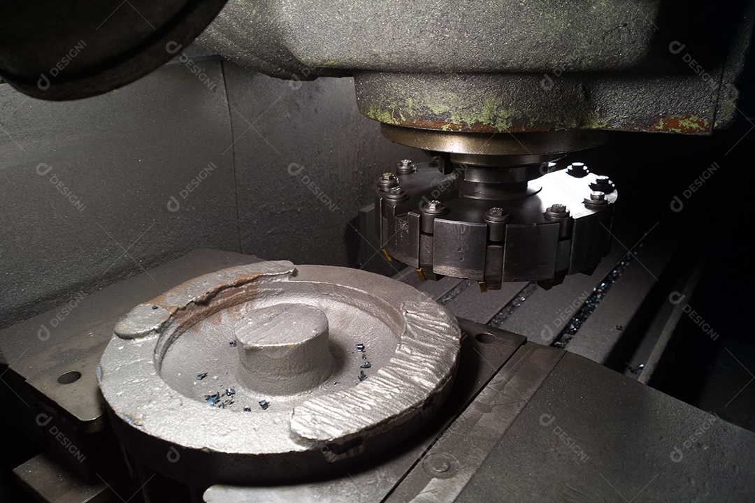 Antiga fresadora manual em close-up estilo iluminação noir com foco seletivo