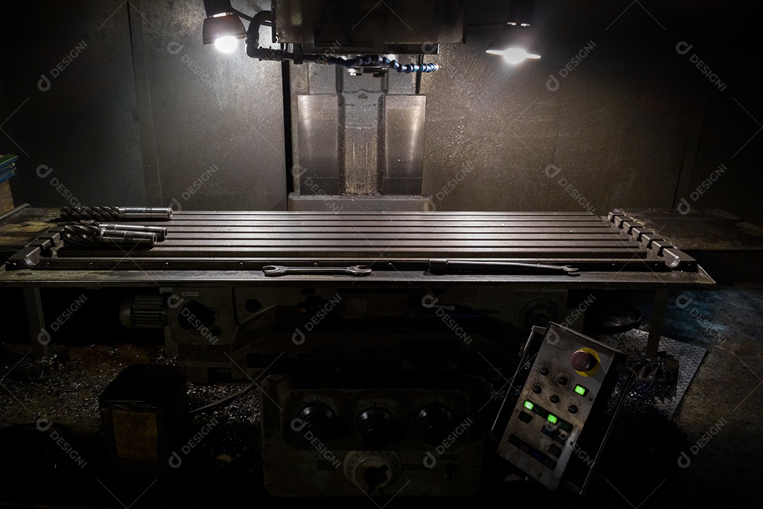 Antiga fresadora manual em close-up estilo iluminação noir com foco seletivo