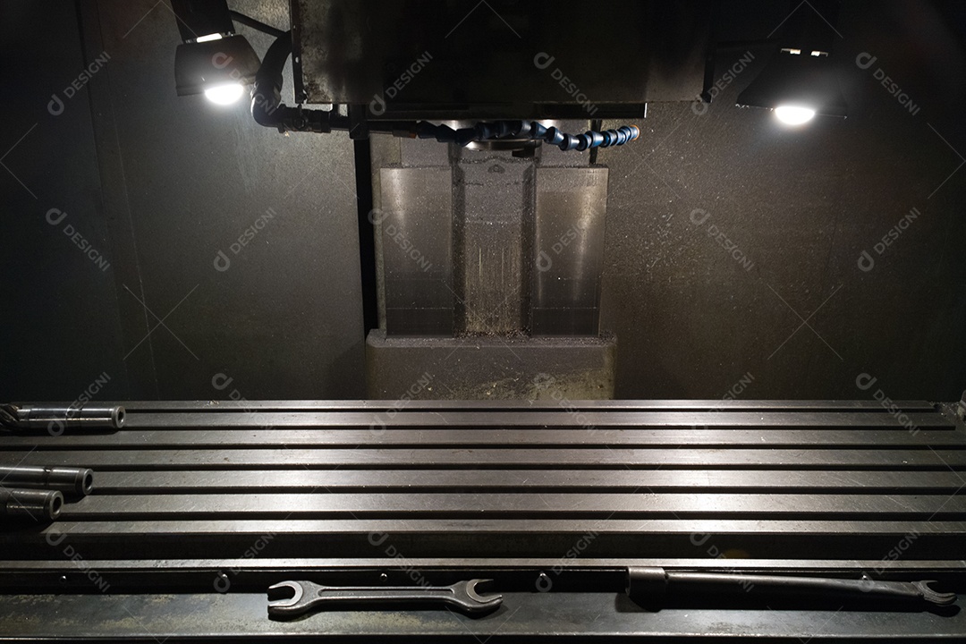 Antiga fresadora manual em close-up estilo iluminação noir com foco seletivo