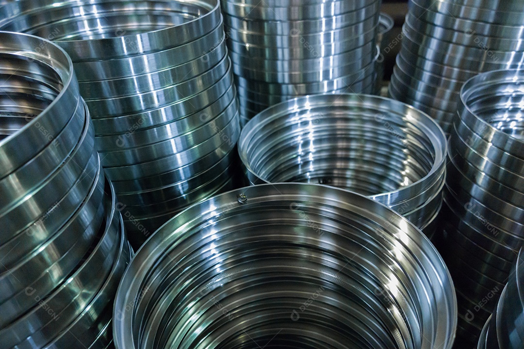 Um pequeno lote de peças de aço brilhantes isoladas com foco seletivo