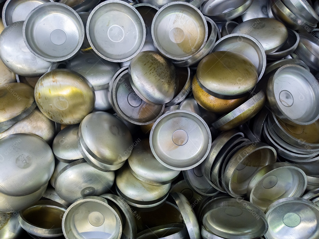 Um lote de peças semi-esféricas estampadas em alumínio recozido espesso