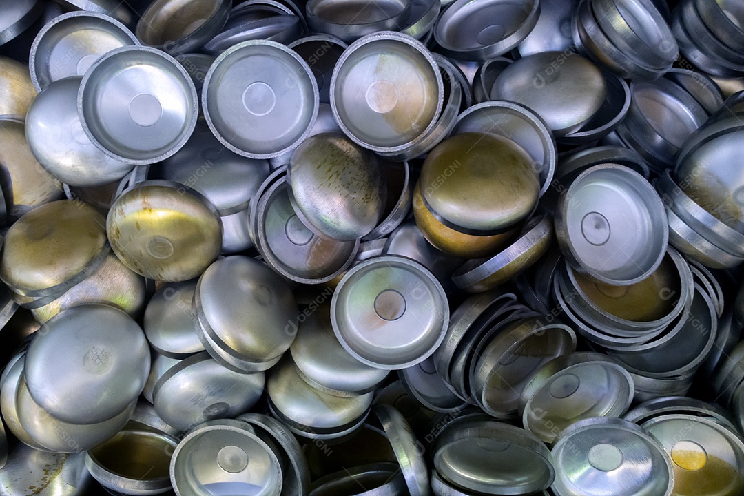 Um lote de peças semi-esféricas estampadas em alumínio recozido espesso