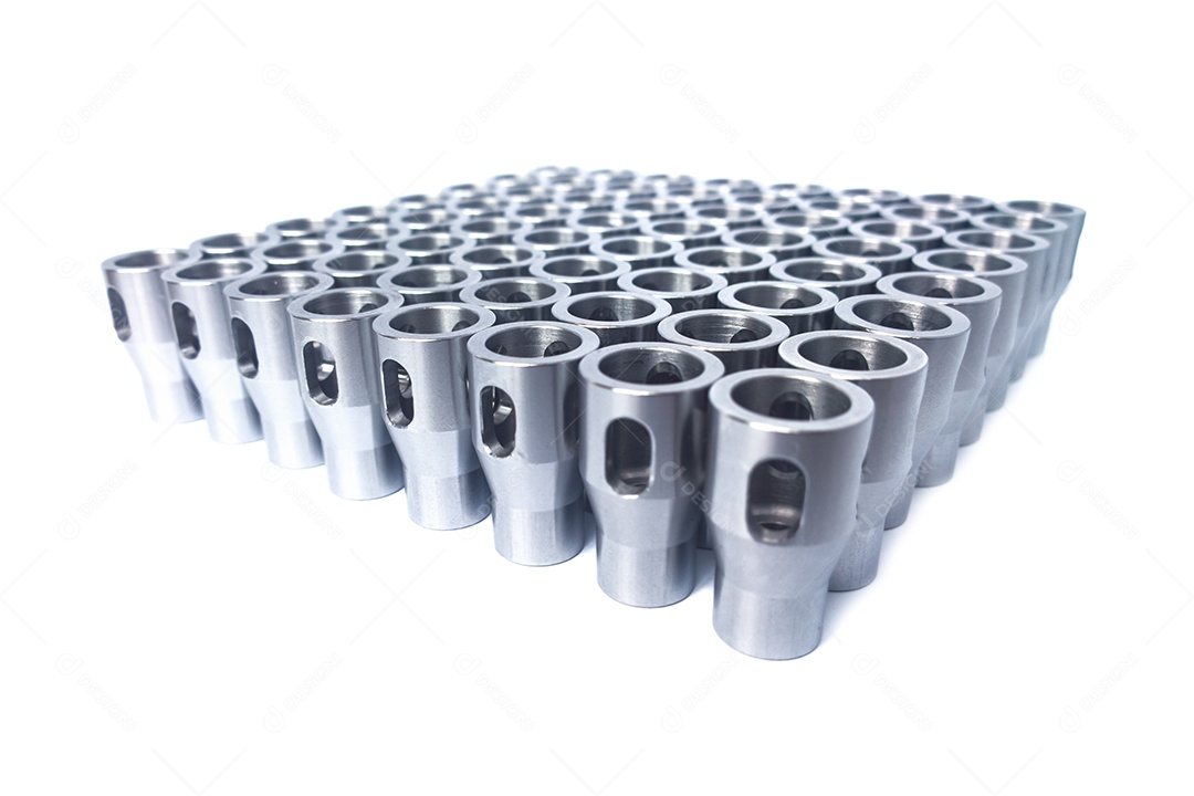 Um pequeno lote de peças de aço brilhantes isoladas com foco seletivo