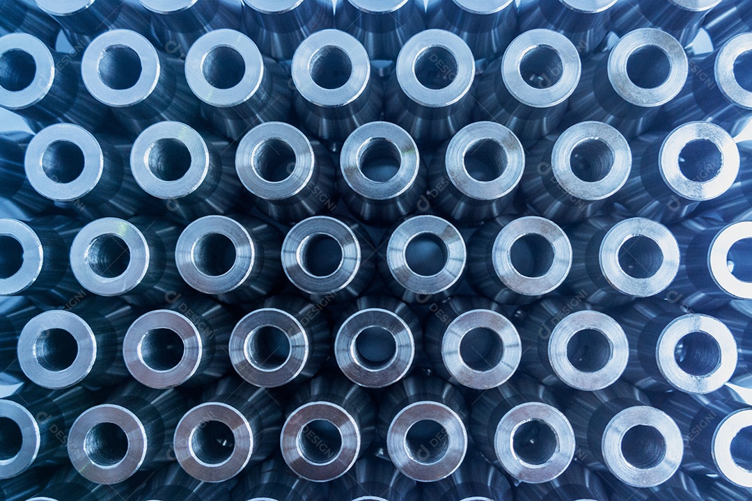 Histórico de fabricação industrial de colunas de anéis de metal brilhantes após operação de torneamento CNC