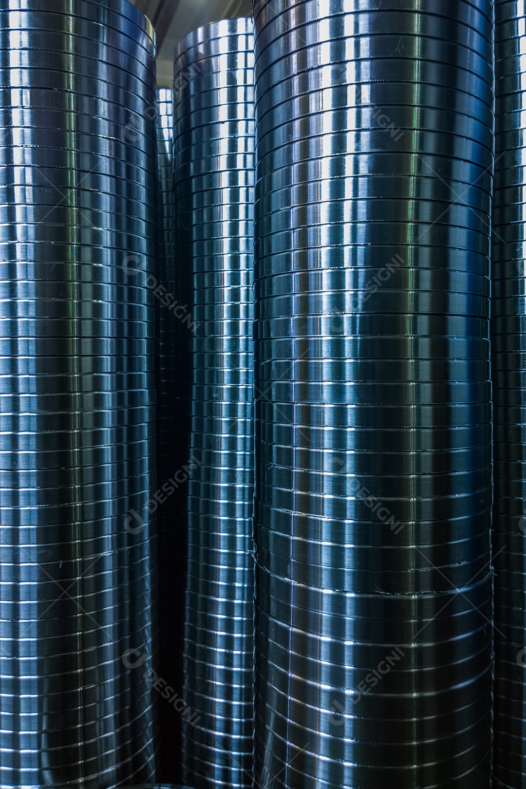 Histórico de fabricação industrial de colunas de anéis de metal brilhantes após operação de torneamento CNC