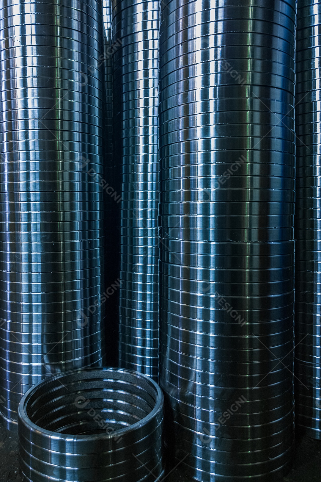 Histórico de fabricação industrial de colunas de anéis de metal brilhantes após operação de torneamento CNC