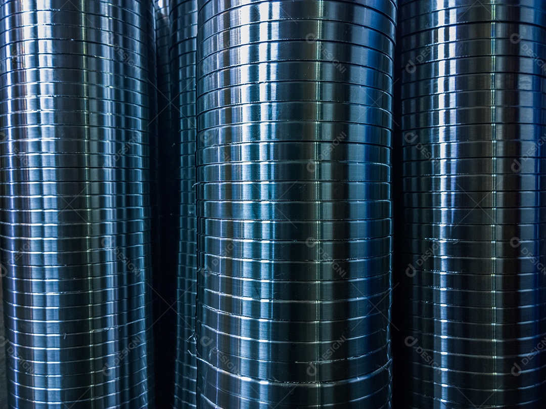 Histórico de fabricação industrial de colunas de anéis de metal brilhantes após operação de torneamento CNC