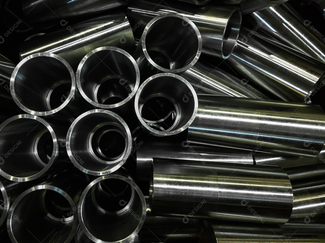 Fundo industrial escuro com tubos de aço brilhantes usinados em CNC