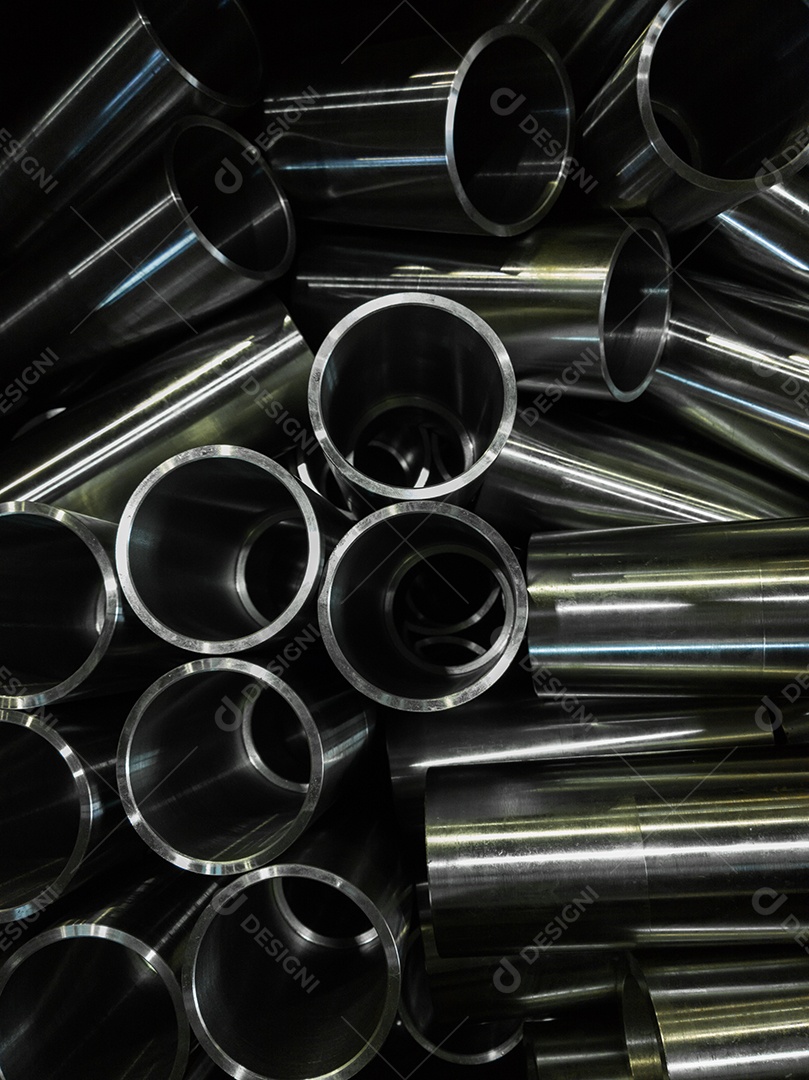 Fundo industrial escuro com tubos de aço brilhantes usinados em CNC