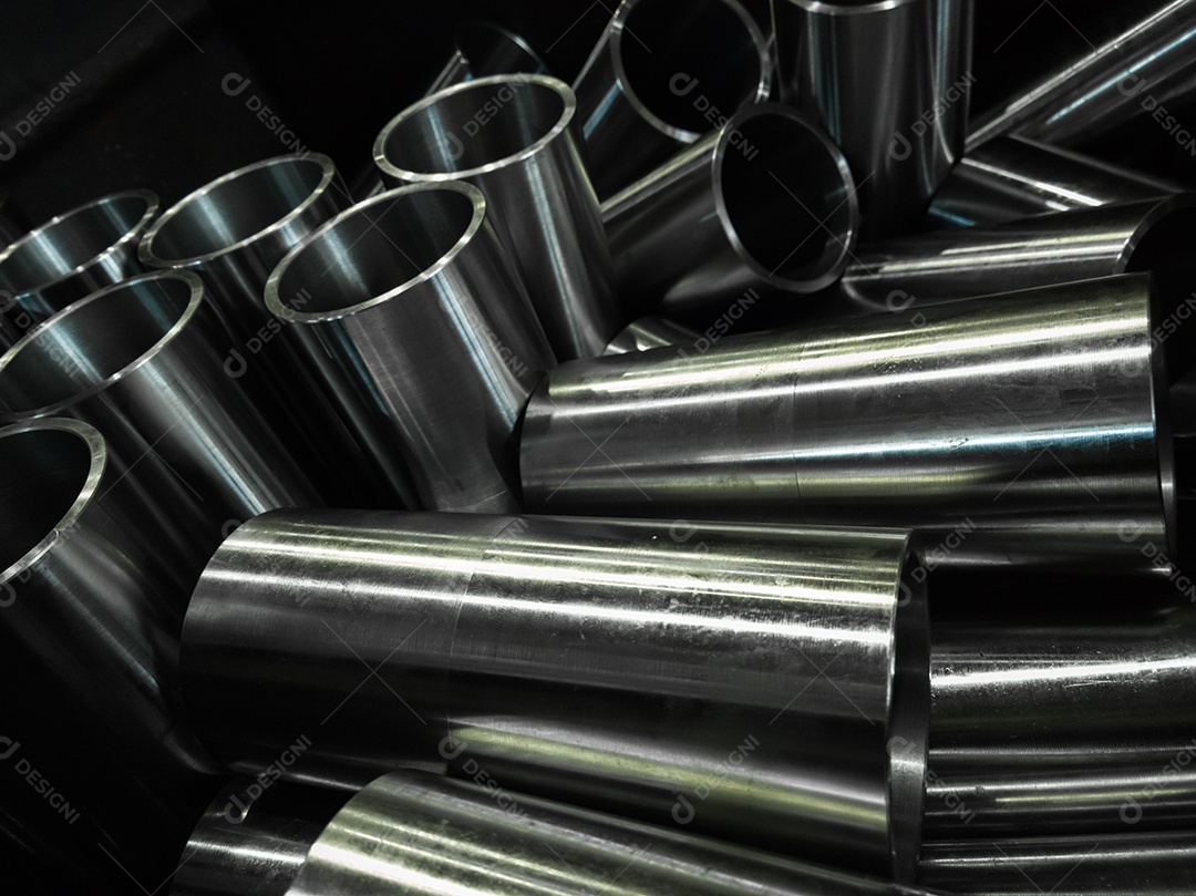 Fundo industrial escuro com tubos de aço brilhantes usinados em CNC