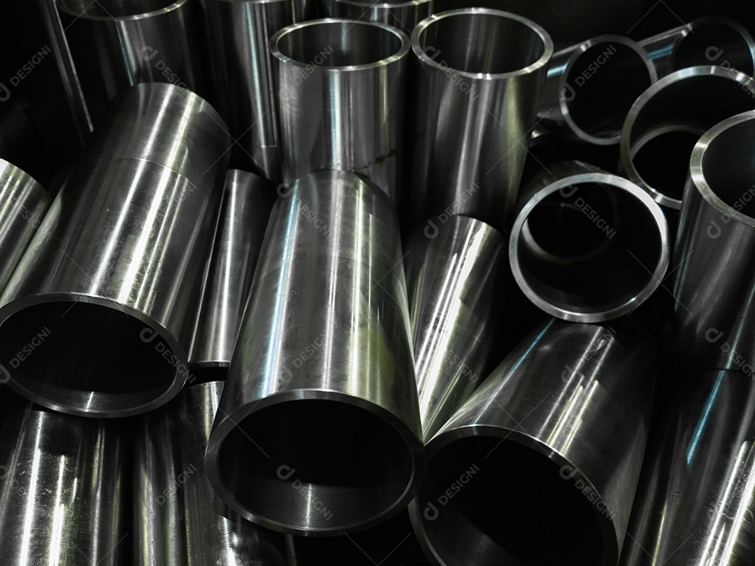 Fundo industrial escuro com tubos de aço brilhantes usinados em CNC