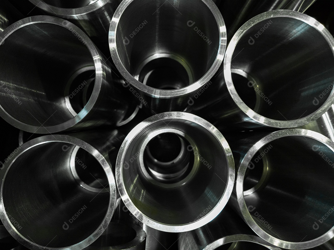 Fundo industrial escuro com tubos de aço brilhantes usinados em CNC