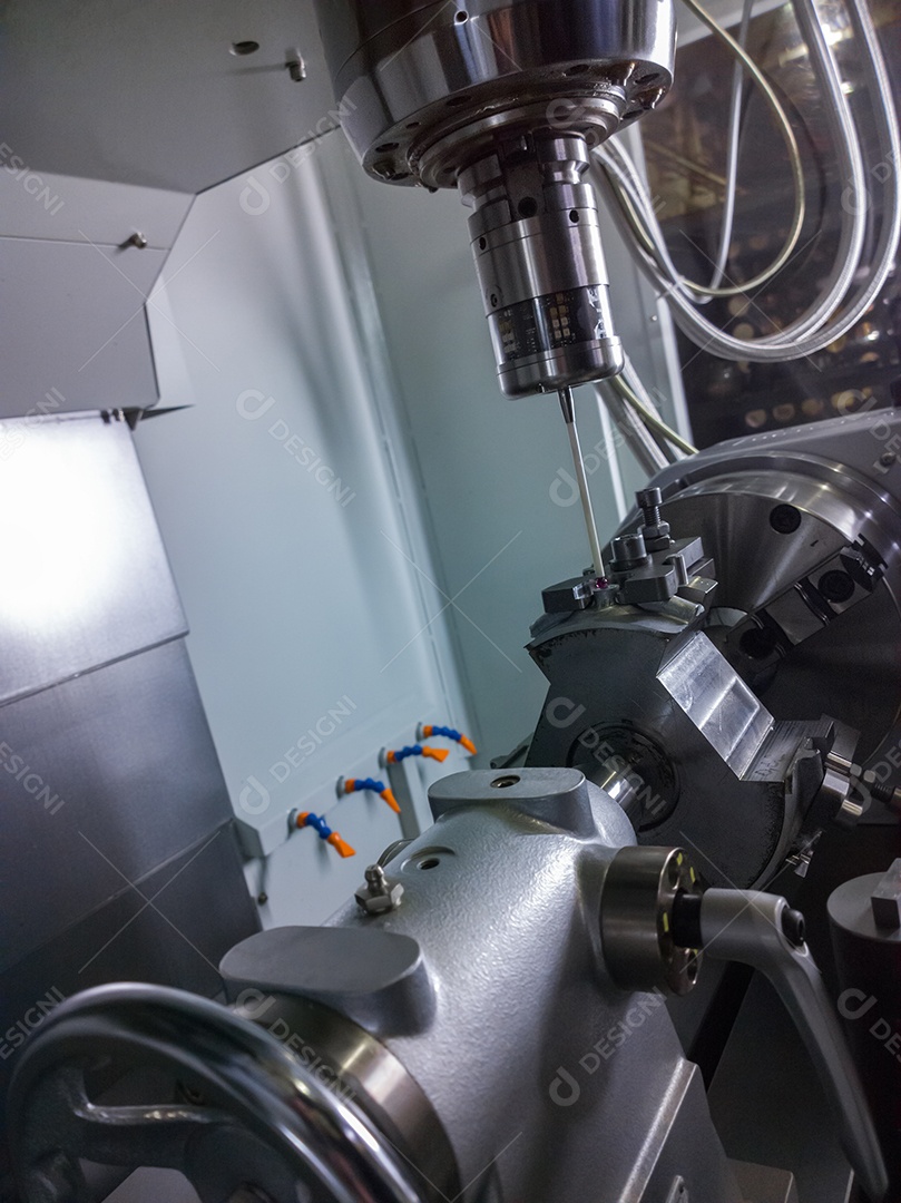 Um processo real de fresamento CNC de grandes lâminas de metal espesso