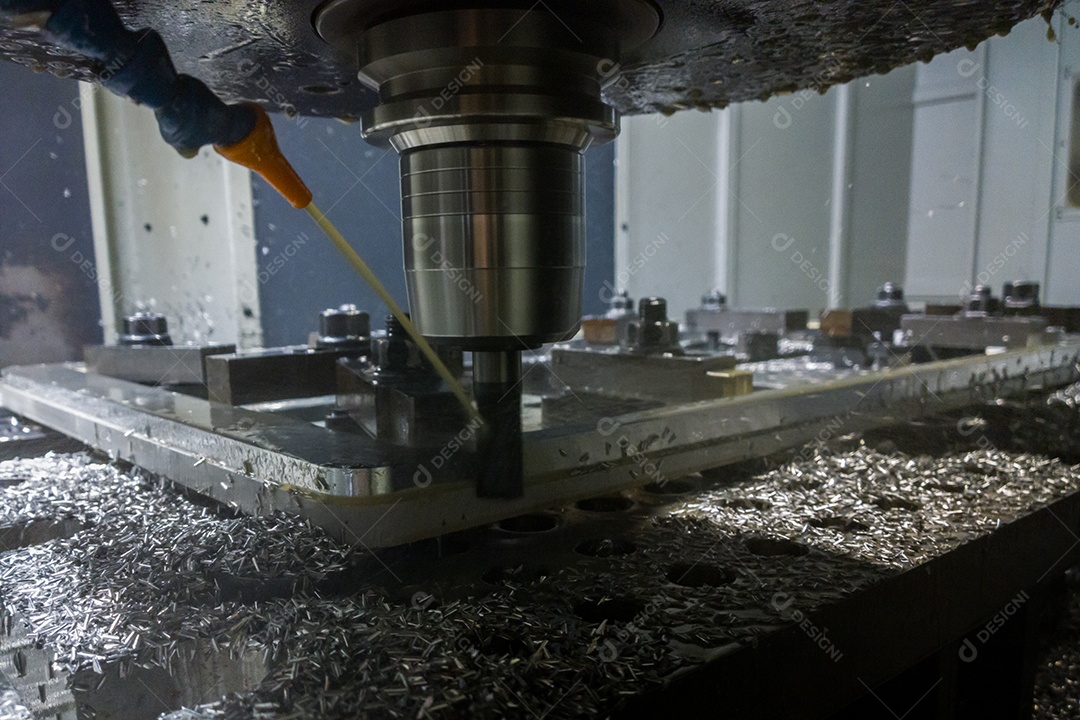 Um processo real de fresamento CNC de grandes lâminas de metal espesso