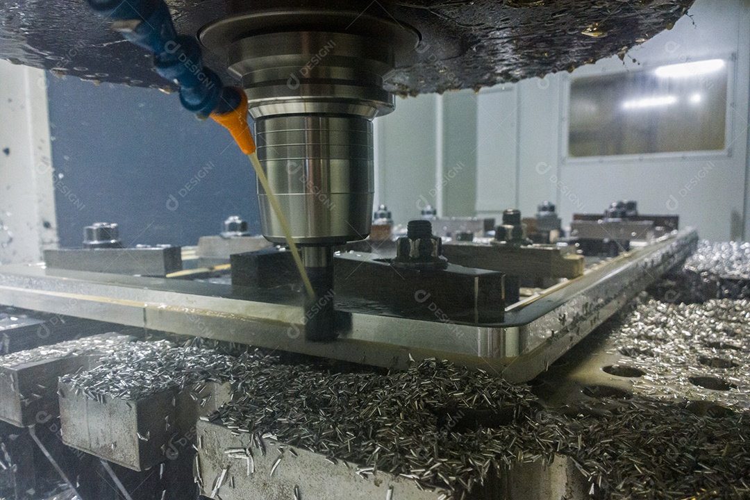 Um processo real de fresamento CNC de grandes lâminas de metal espesso