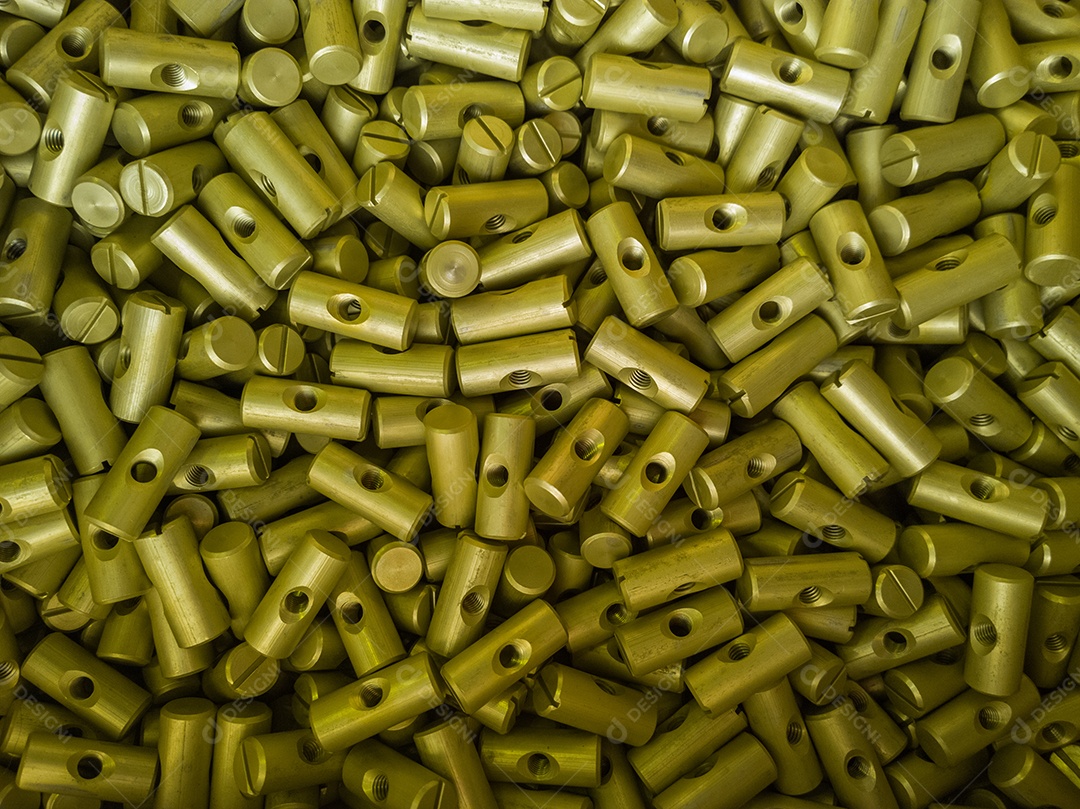 Um lote de pequenas peças de alumínio anodizado oxidado com enxofre