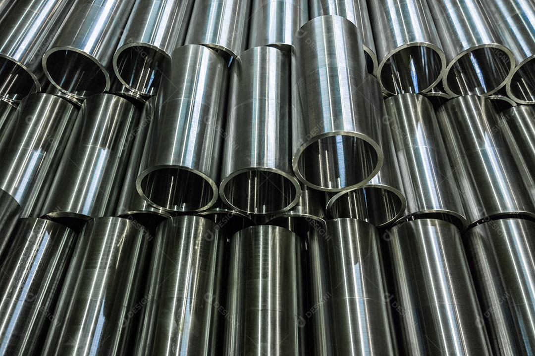 Fundo de peças de aço brilhantes hastes de aço longas e limpas após torneamento CNC fino