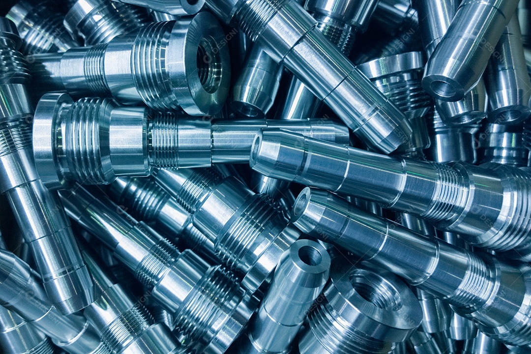 Fundo de peças de aço brilhantes hastes de aço longas e limpas após torneamento CNC fino