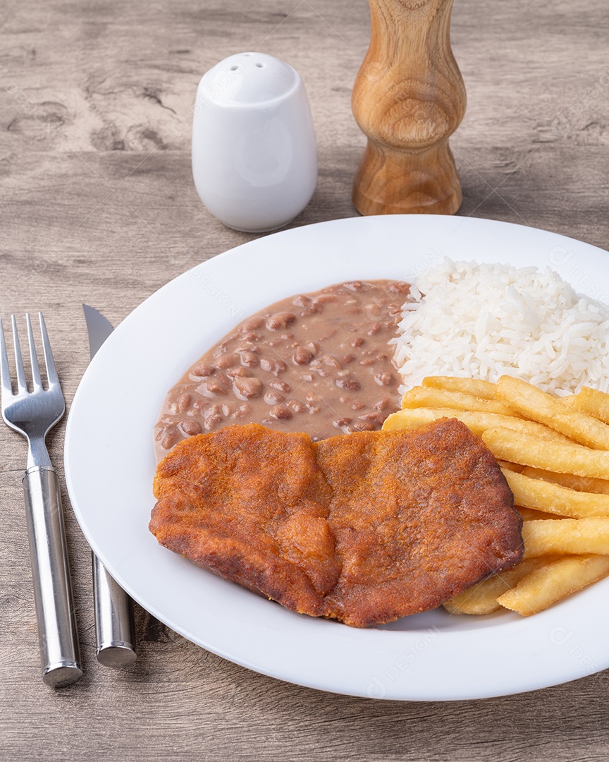 Carne à milanesa, arroz, feijão e batata frita. Prato típico executivo brasileiro.