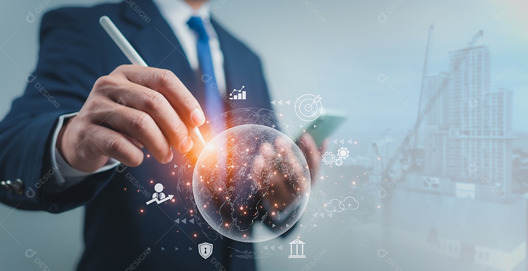 Empresário usa caneta stylus para apontar para a rede global de comunicação empresarial virtual.