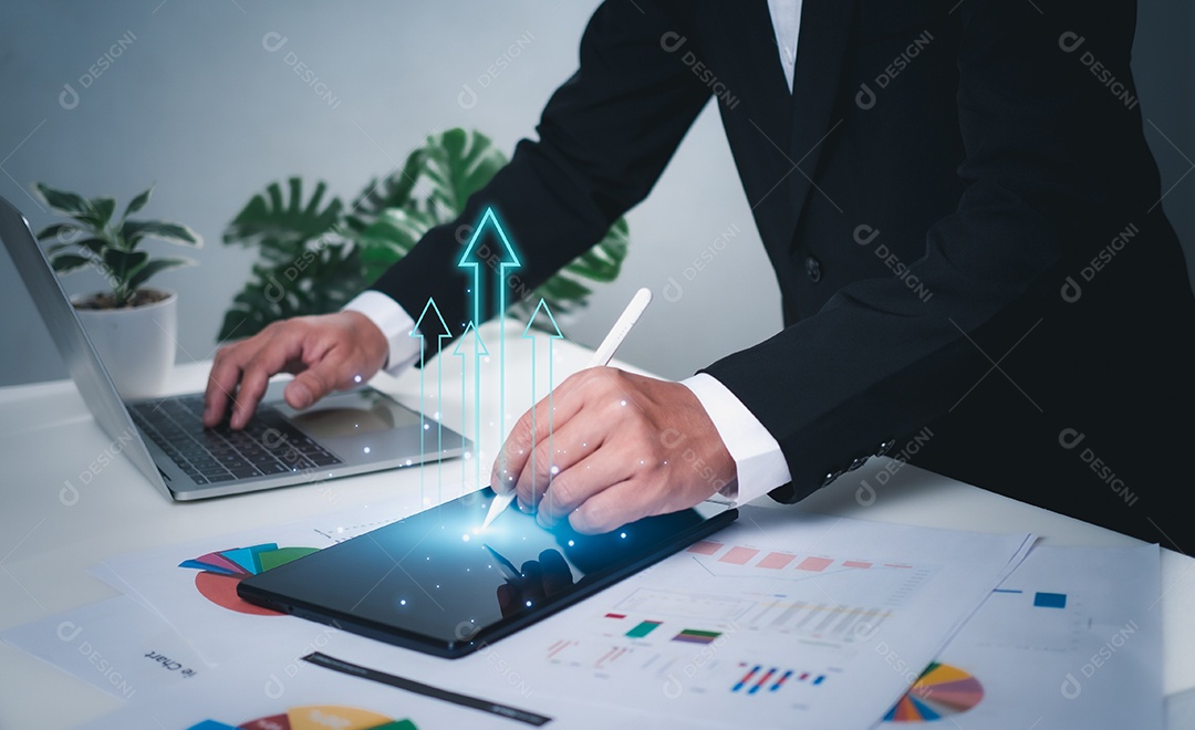 Conceitos de desenvolvimento de negócios para sucesso e crescimento. O empresário bate a caneta no tablet para planejar o crescimento futuro de sua organização