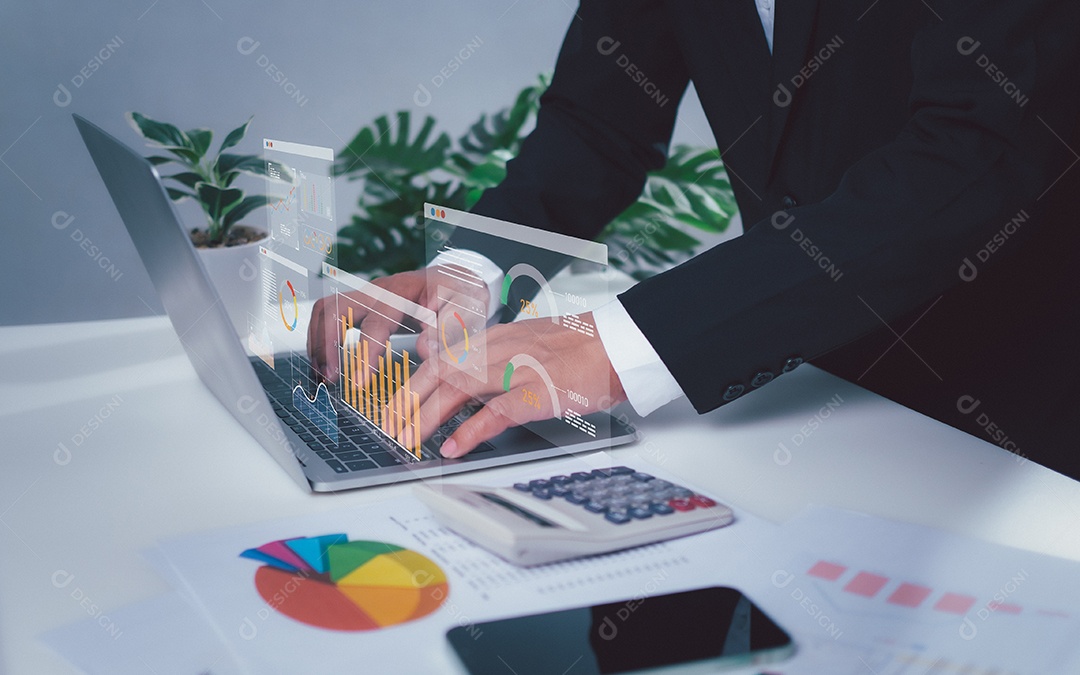 Os empresários usam computadores para analisar negócios e gerenciar dados corporativos, análises de negócios com gráficos