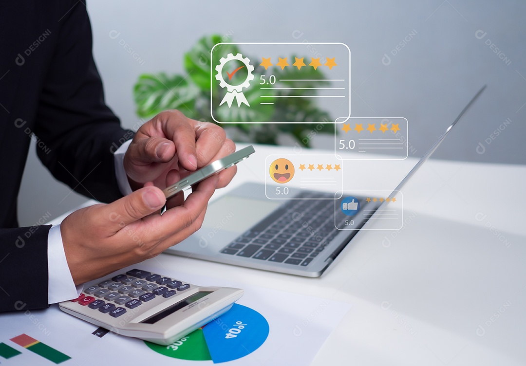 Empresário usa smartphone para pesquisar a satisfação do cliente. Avaliação de experiências de serviço.