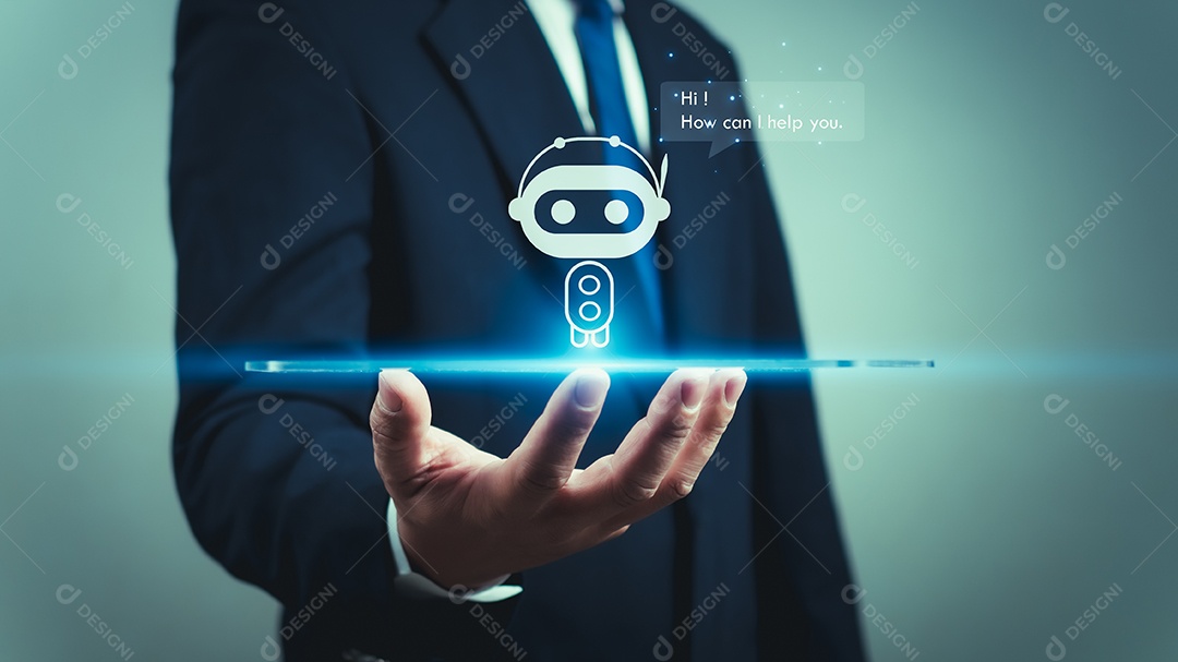 Um empresário usa a mão para exibir um holograma de um robô ou programa de IA inteligente, mostrando um bate-papo de perguntas e respostas com um sistema de inteligência artificial, chatbot