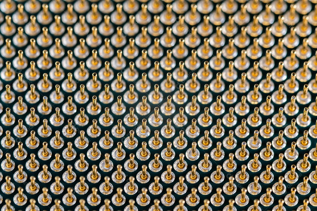 Visão em close-up de um conjunto de pinos de microprocessador banhados a ouro