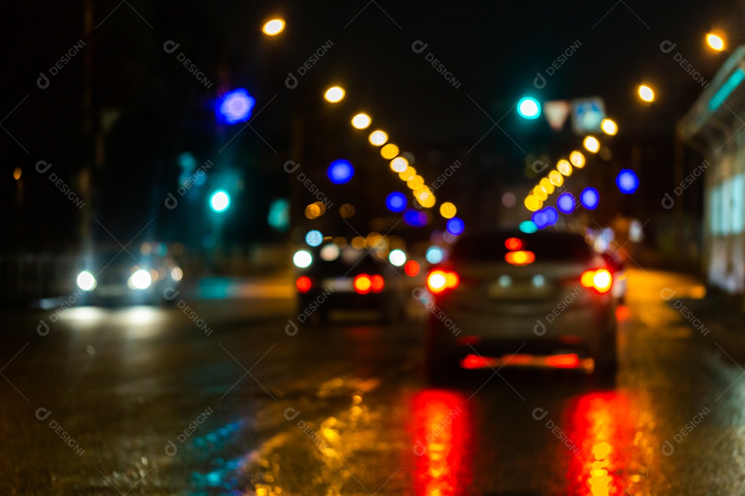 Imagem desfocada do trânsito de carros na rua à noite