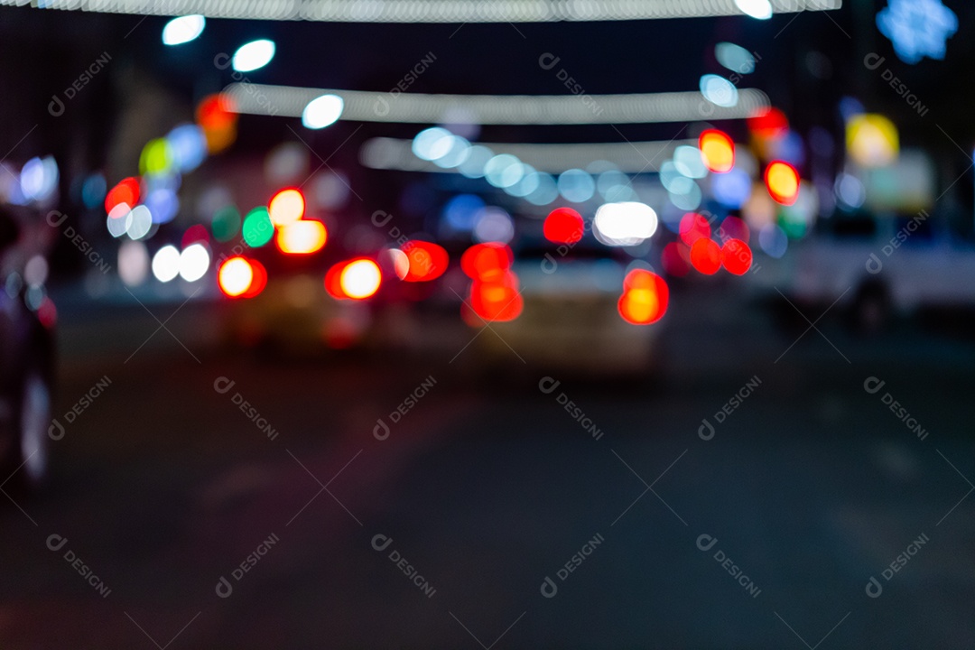 Imagem desfocada do trânsito de carros na rua à noite