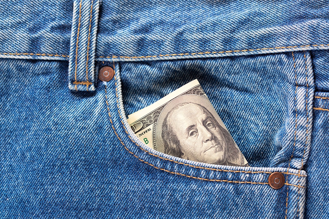 Notas de dólar americano no bolso da calça jeans