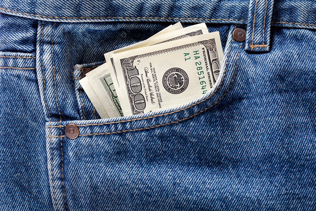 Notas de dólar americano no bolso da calça jeans