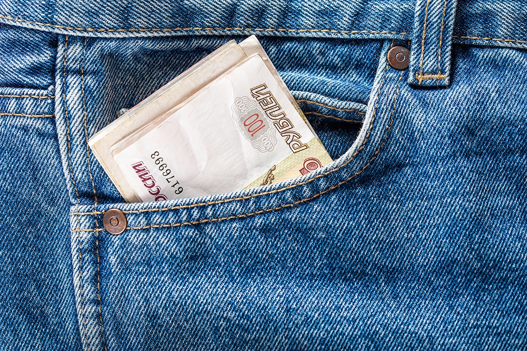 Notas de dólar americano no bolso da calça jeans