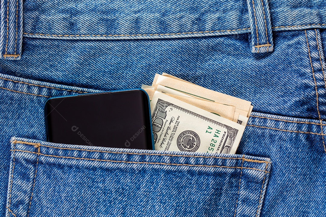 Notas de dólar americano no bolso da calça jeans