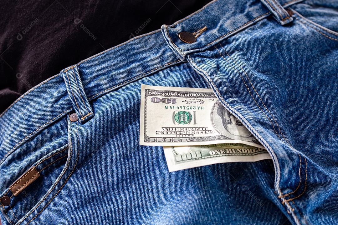 Notas de dólar americano no bolso da calça jeans