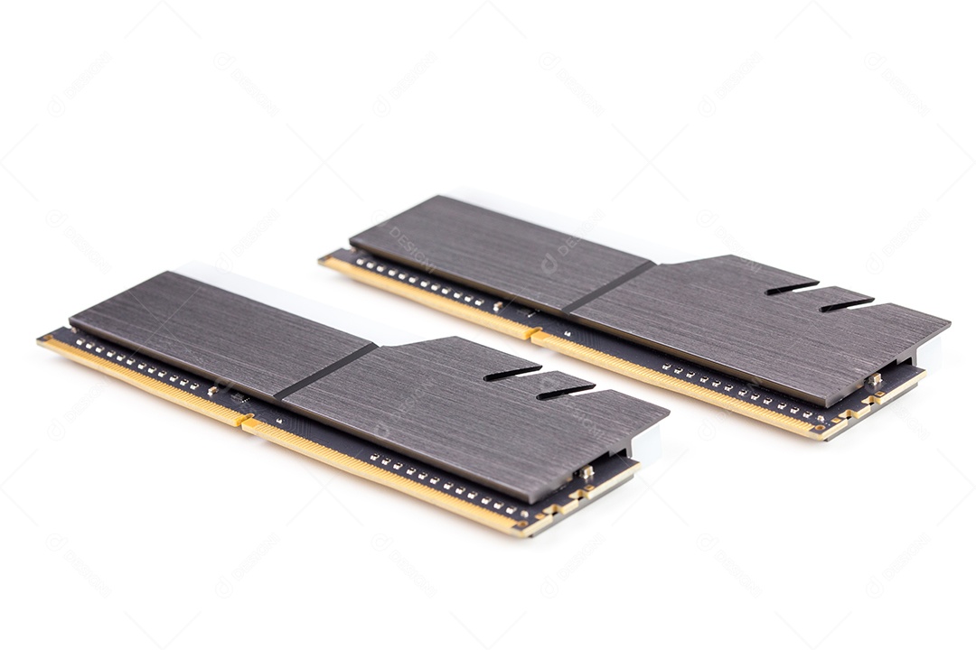 Um par de módulos de memória RAM DDR4 DIMM para PC com dissipadores de calor pretos elegantes isolados em branco com foco seletivo