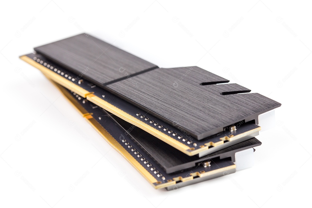 Um par de módulos de memória RAM DDR4 DIMM para PC com dissipadores de calor pretos elegantes isolados em branco com foco seletivo