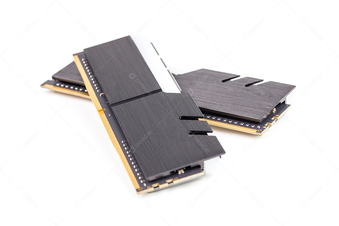 Um par de módulos de memória RAM DDR4 DIMM para PC com dissipadores de calor pretos elegantes isolados em branco com foco seletivo