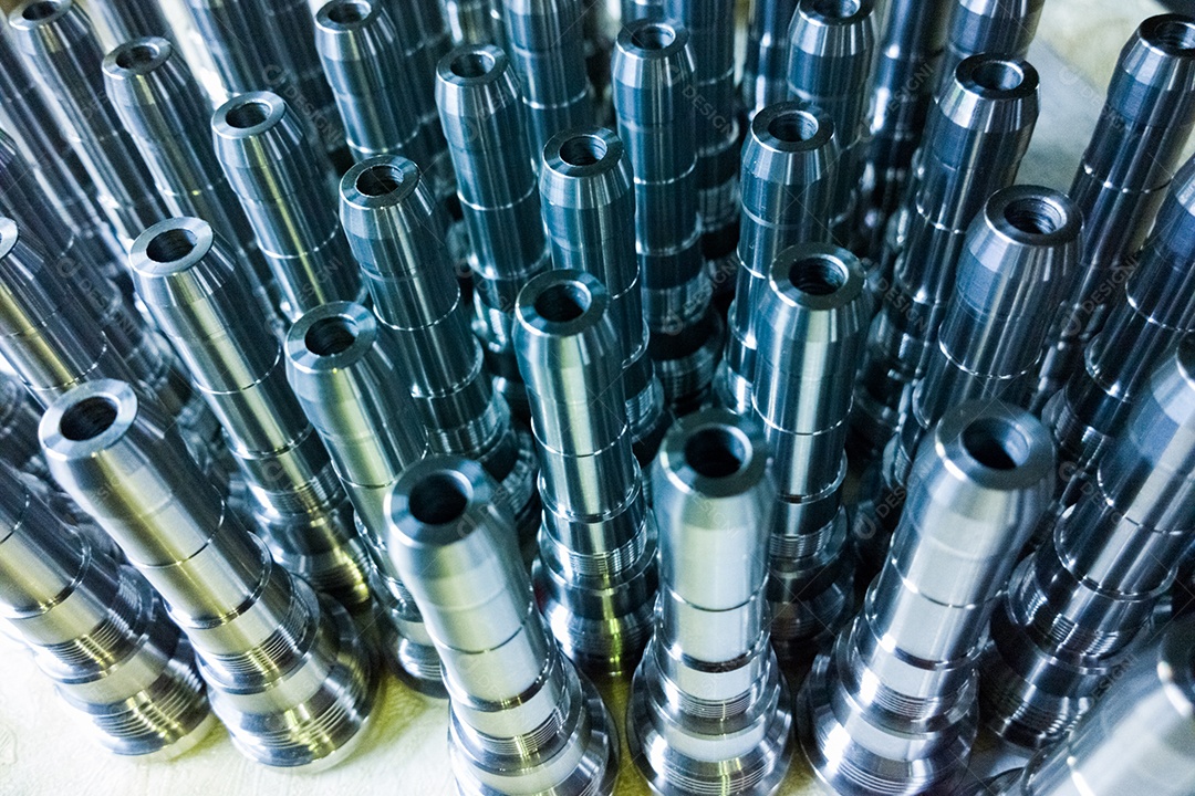 Fundo com peças de aço brilhantes padrão regular de produção industrial de metal com foco seletivo