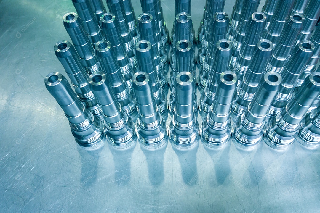 Fundo com peças de aço brilhantes padrão regular de produção industrial de metal com foco seletivo