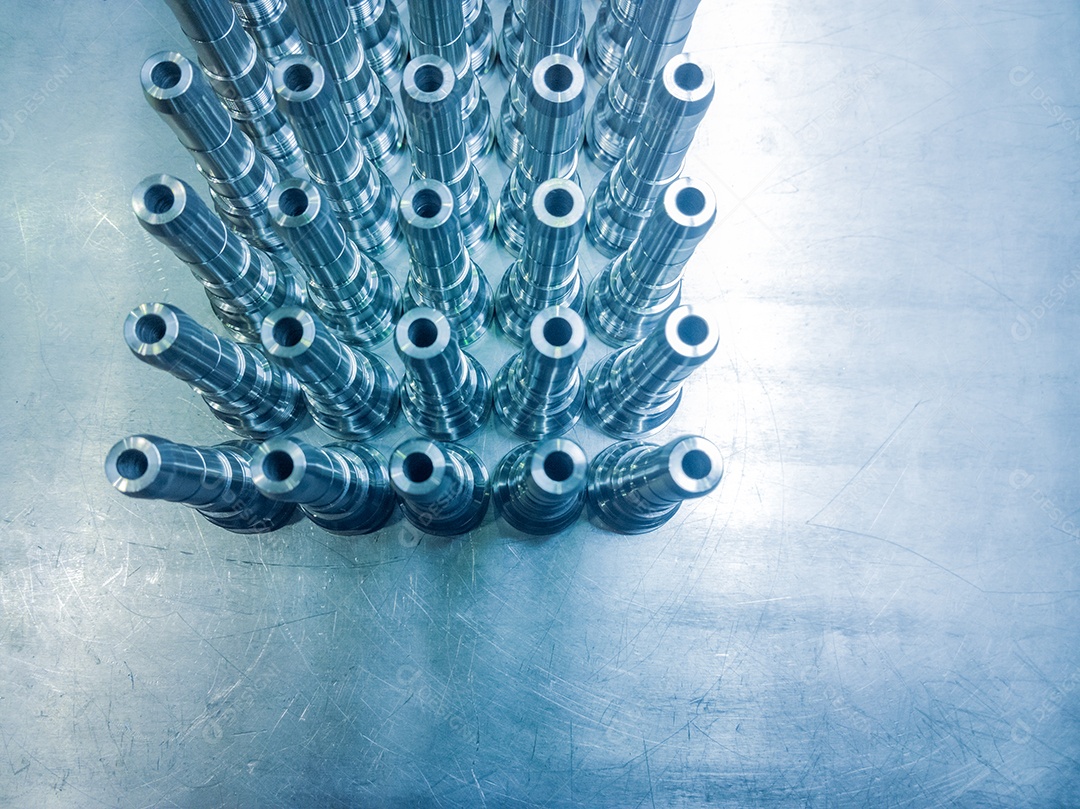 Fundo com peças de aço brilhantes padrão regular de produção industrial de metal com foco seletivo