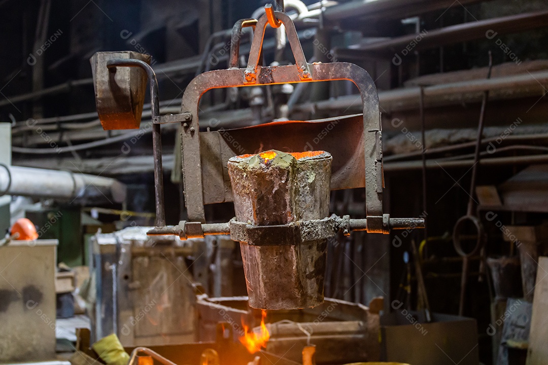 Pequena concha metalúrgica com aço fundido se move em um gancho de guindaste