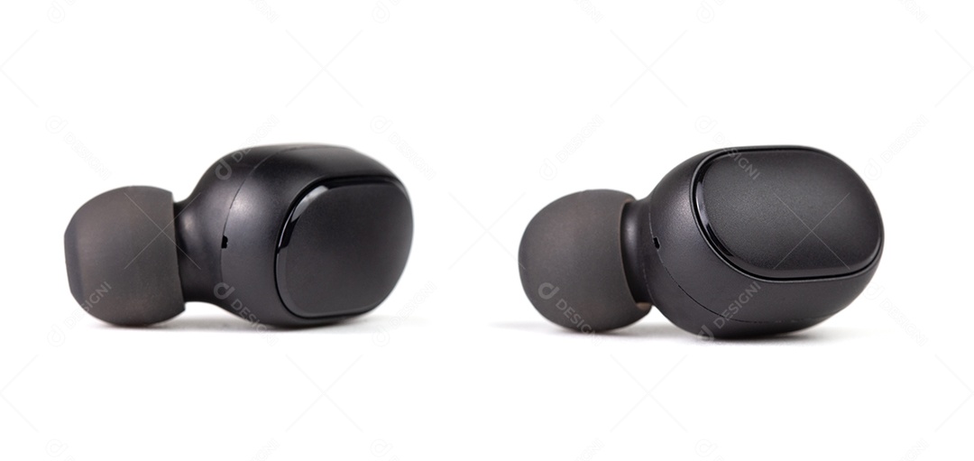 Dois fones de ouvido sem fio pretos isolados em fundo branco - close-up com foco seletivo