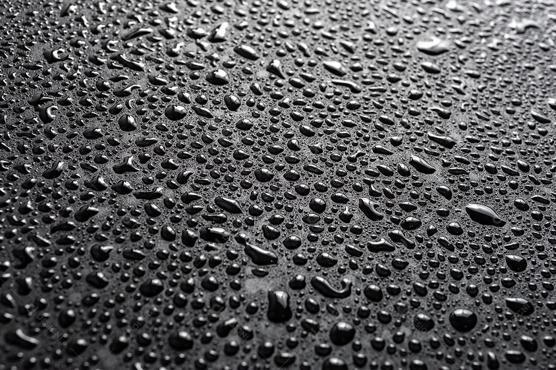 Visão de perto de gotas de água em uma superfície hidrofóbica preta, macro sith cuscuz seletivo e fundo desfocado